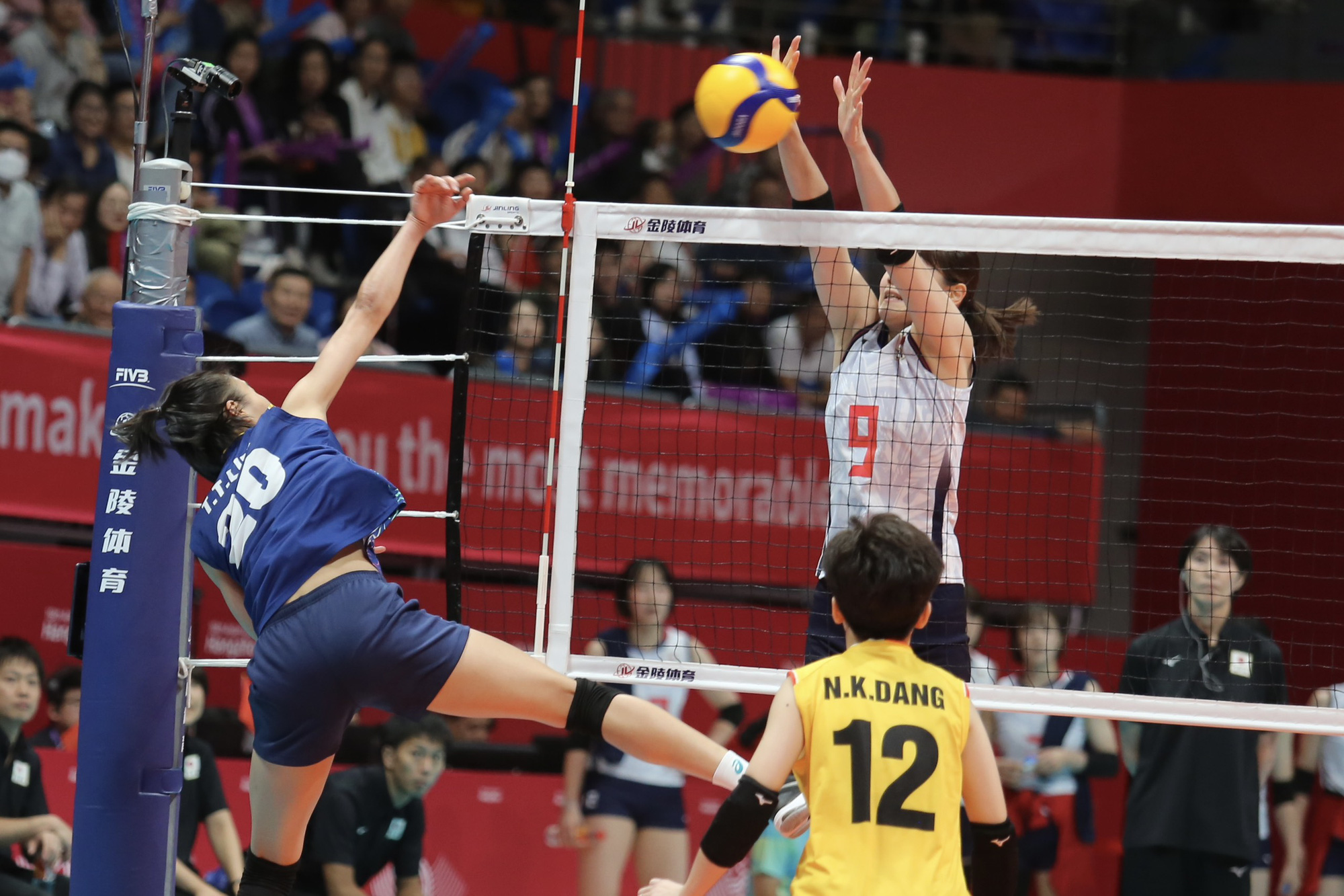 ベトナム（青いジャージ）は攻撃をかなりブロックされている - 写真：DUC KHUE