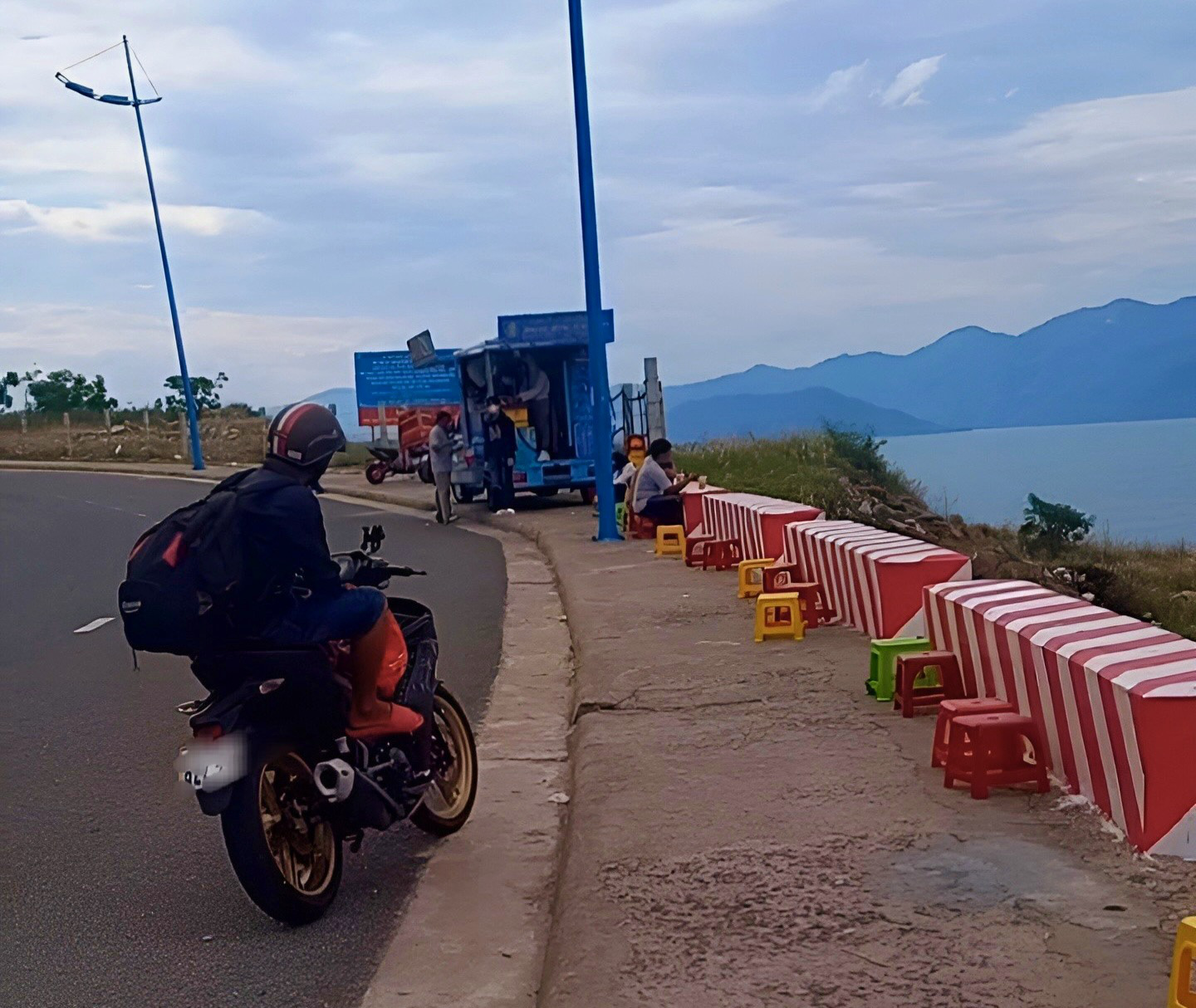 Du khách ăn uống ngay trên đèo bất chấp nguy hiểm - Ảnh: MINH CHIẾN