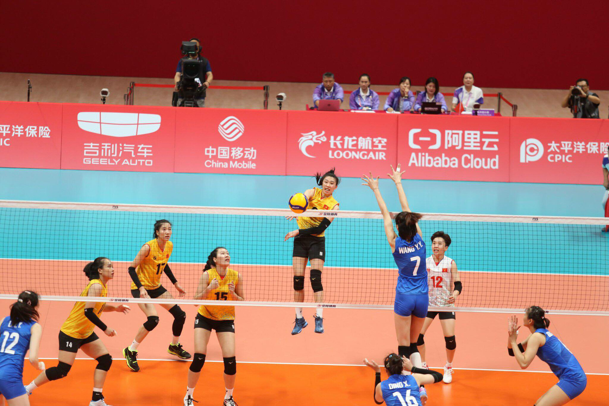 ทีมวอลเลย์บอลหญิงเวียดนาม (เสื้อเหลือง) ชิงเหรียญทองแดงกับไทย - Photo: DUC KHUE