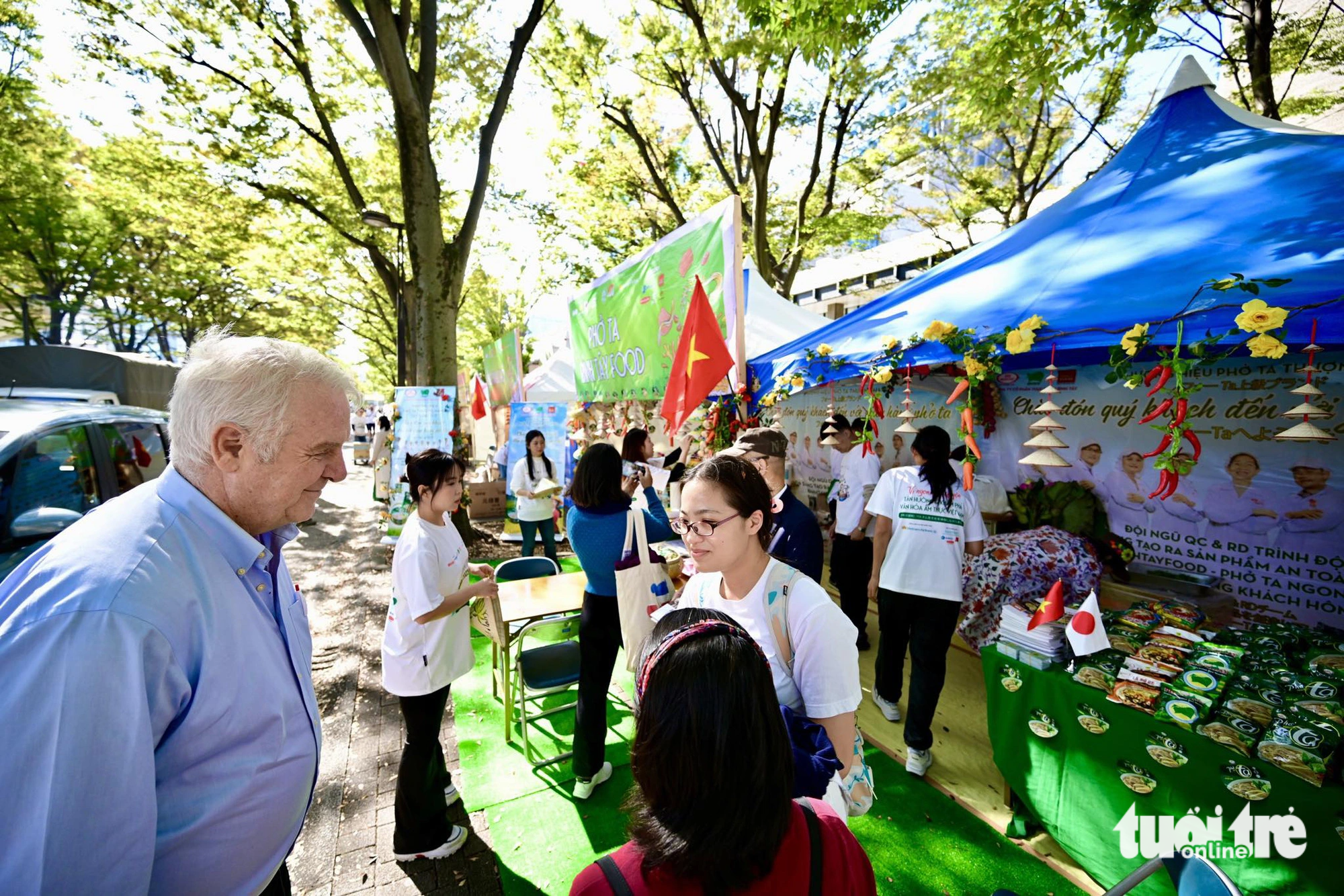 Khách tới tham quan các quầy hàng tại Vietnam Phở Festival 2023 trước giờ khai mạc - Ảnh: QUANG ĐỊNH