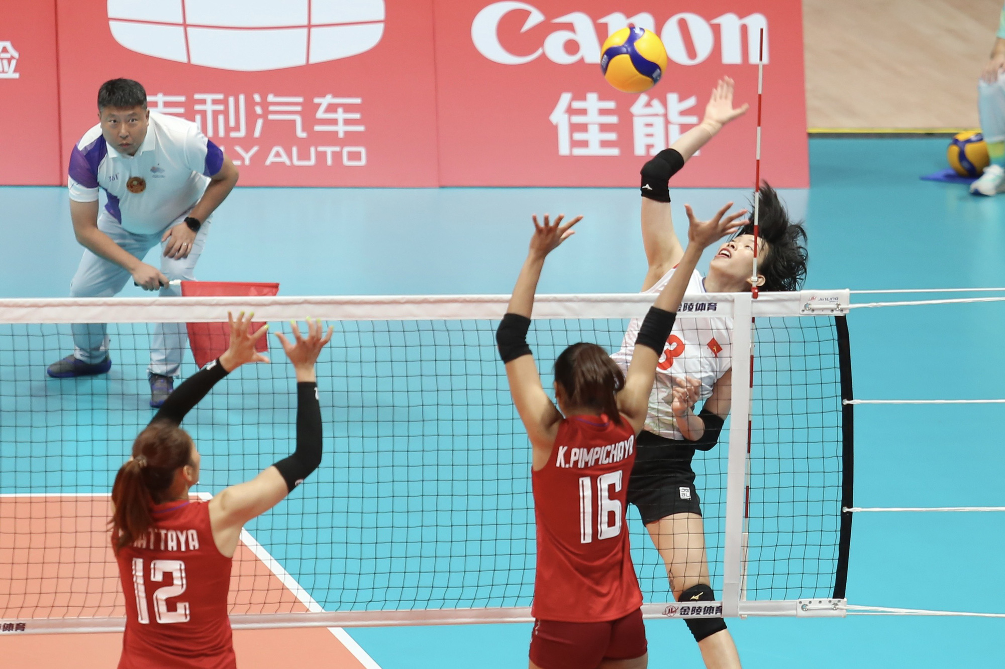 ベトナム-タイ女子バレーボール(19-25):第1試合後半、タイが躍進-写真1。 タイン・トゥイはベトナム女子バレーボールチームのタイ戦勝利に貢献できなかった - 写真: DK