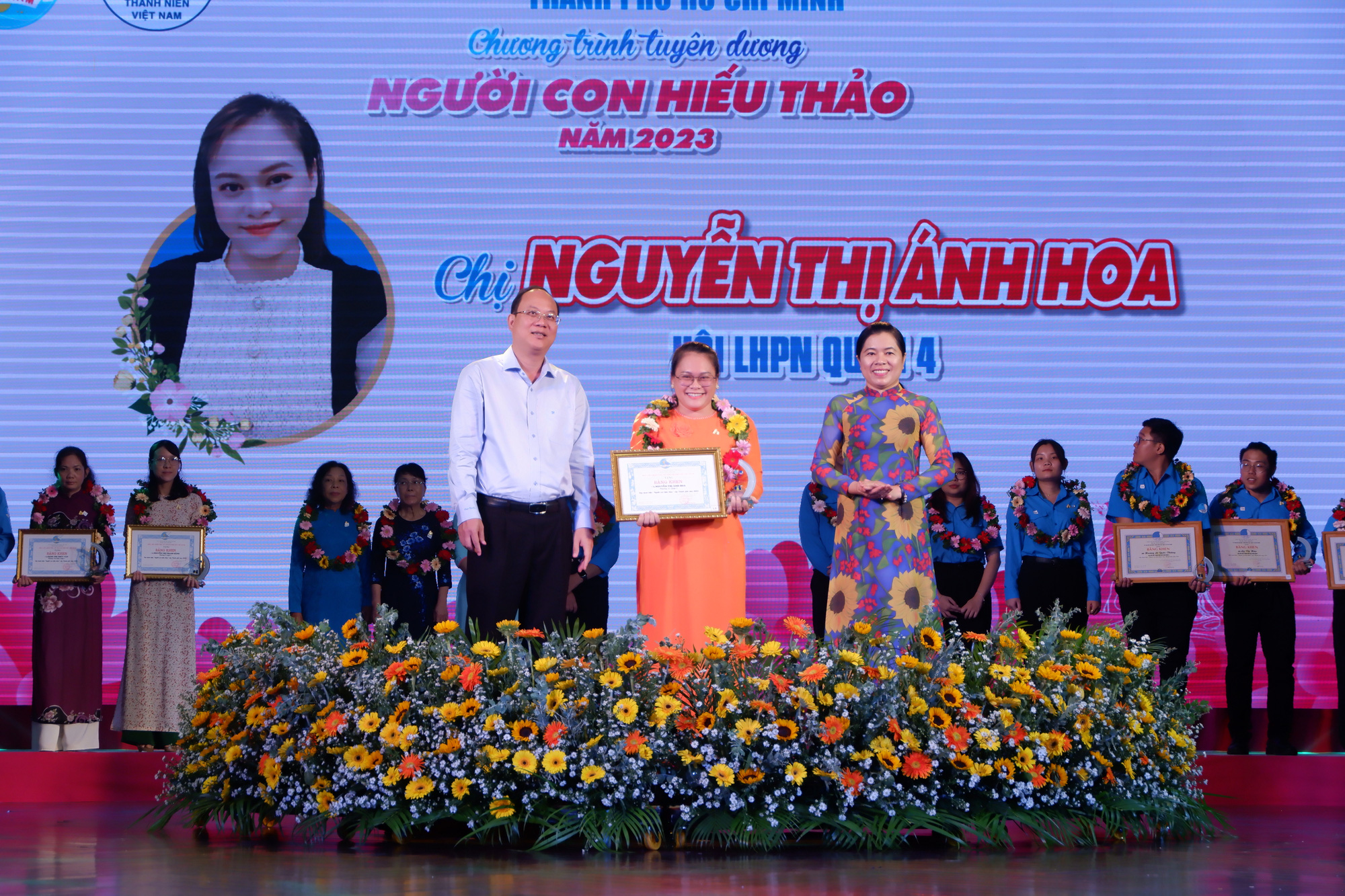 Thạc sĩ quỳ lạy cảm ơn mẹ: Truyền cảm hứng về sự biết ơn và lòng hiếu thảo- Ảnh 4. Gương sáng