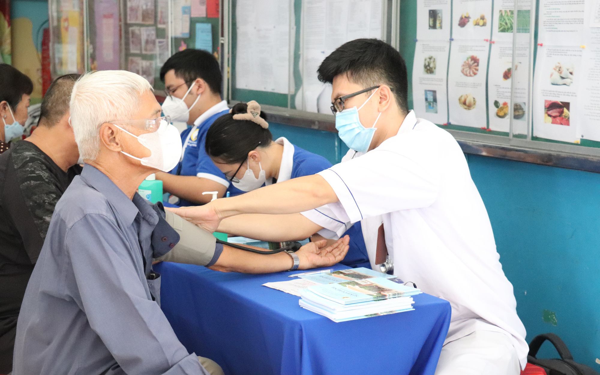 Thời tiết chuyển lạnh đột ngột người cao tuổi dễ mắc bệnh gì?- Ảnh 3. 4.500 người cao tuổi, trẻ mồ côi ở TP.HCM được khám hậu COVID-19 miễn phí