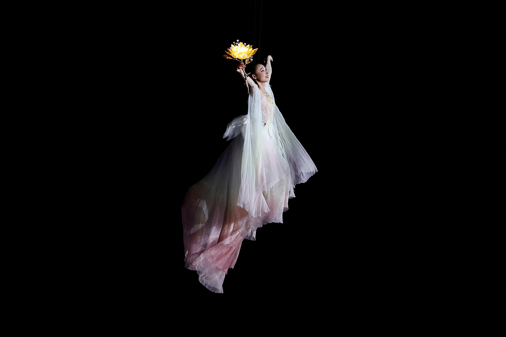 スタジアム内外の素晴らしい瞬間、楽しい映像、スマートテクノロジーは、アジアド2023が現代スポーツと伝統的なアジアのスポーツ文化の交流の場であるだけでなく、パーティーでもあることを示しています。 情熱、活力、喜び、分かち合いに満ちた素晴らしい祝賀会 - 写真: REUTERS