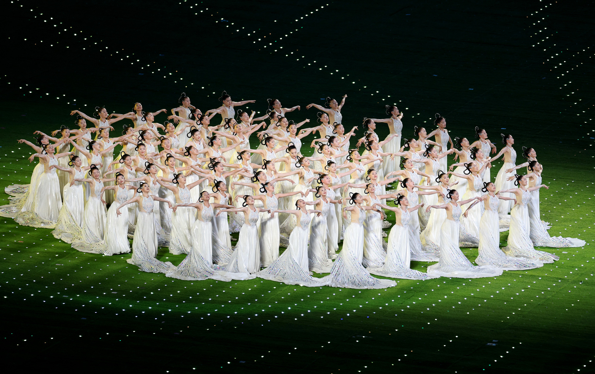 現実と仮想の組み合わせを通じて、テクノロジーによる美しさも推進され続け、芝生の中に約4万個の光点が隠されたデジタル芝生が初めて登場し、パフォーマンスと組み合わせて花、波、模様などのデザインを生み出しました。  、10月の黄金の秋に大きくて美しい庭園を作ります - 写真: REUTERS