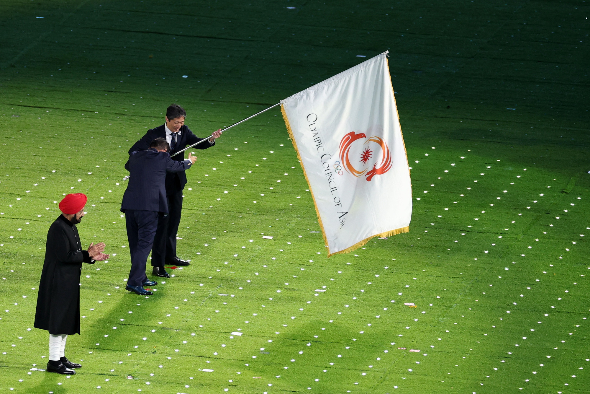 2026年のアジアド20に向けて日本がアジアオリンピック評議会（OCA）から旗を受け取る - 写真：ロイター