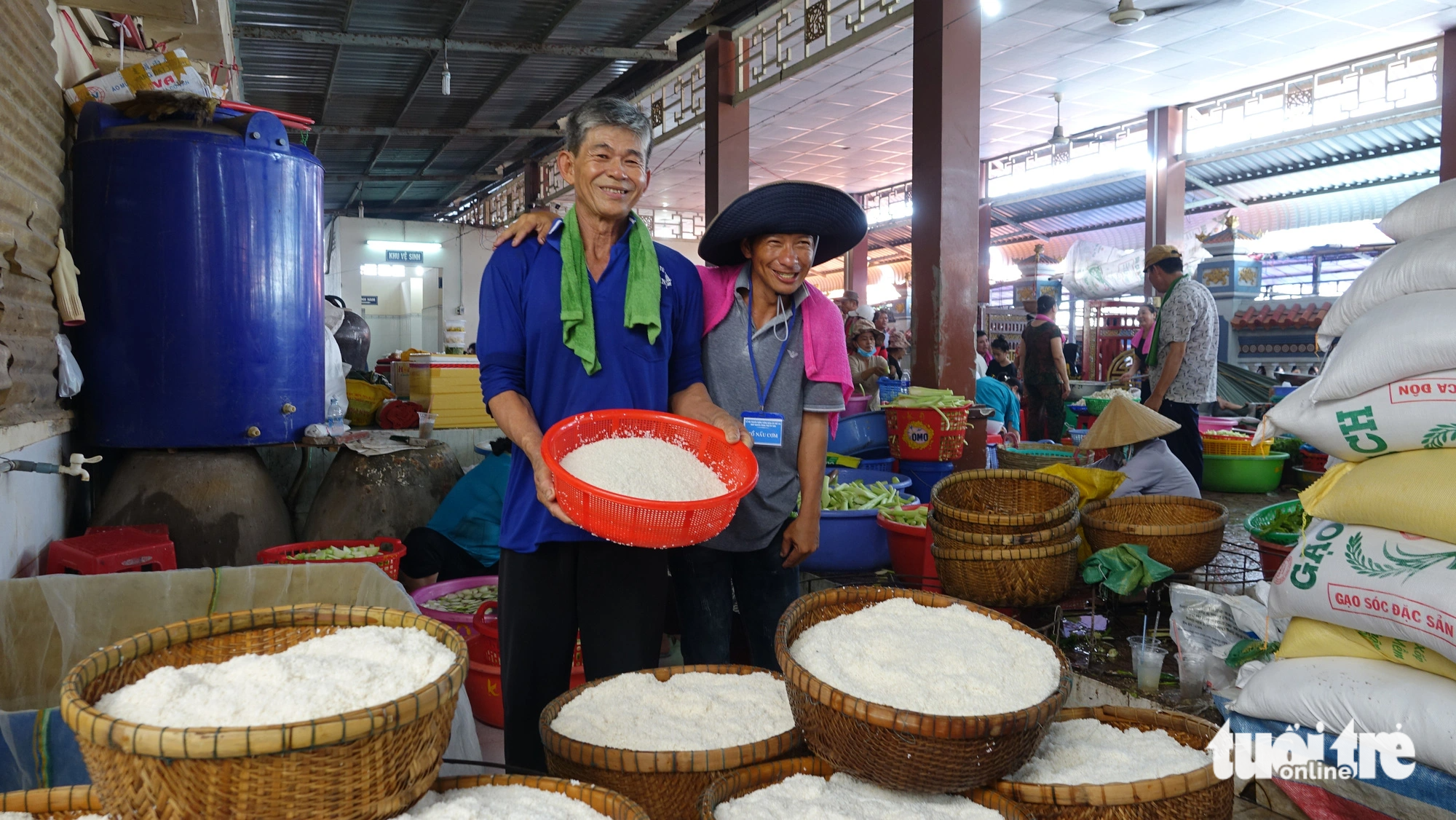 Các đầu bếp vui vẻ làm việc để nấu lên những bữa cơm chay miễn phí phục vụ bà con - Ảnh: CHÍ CÔNG