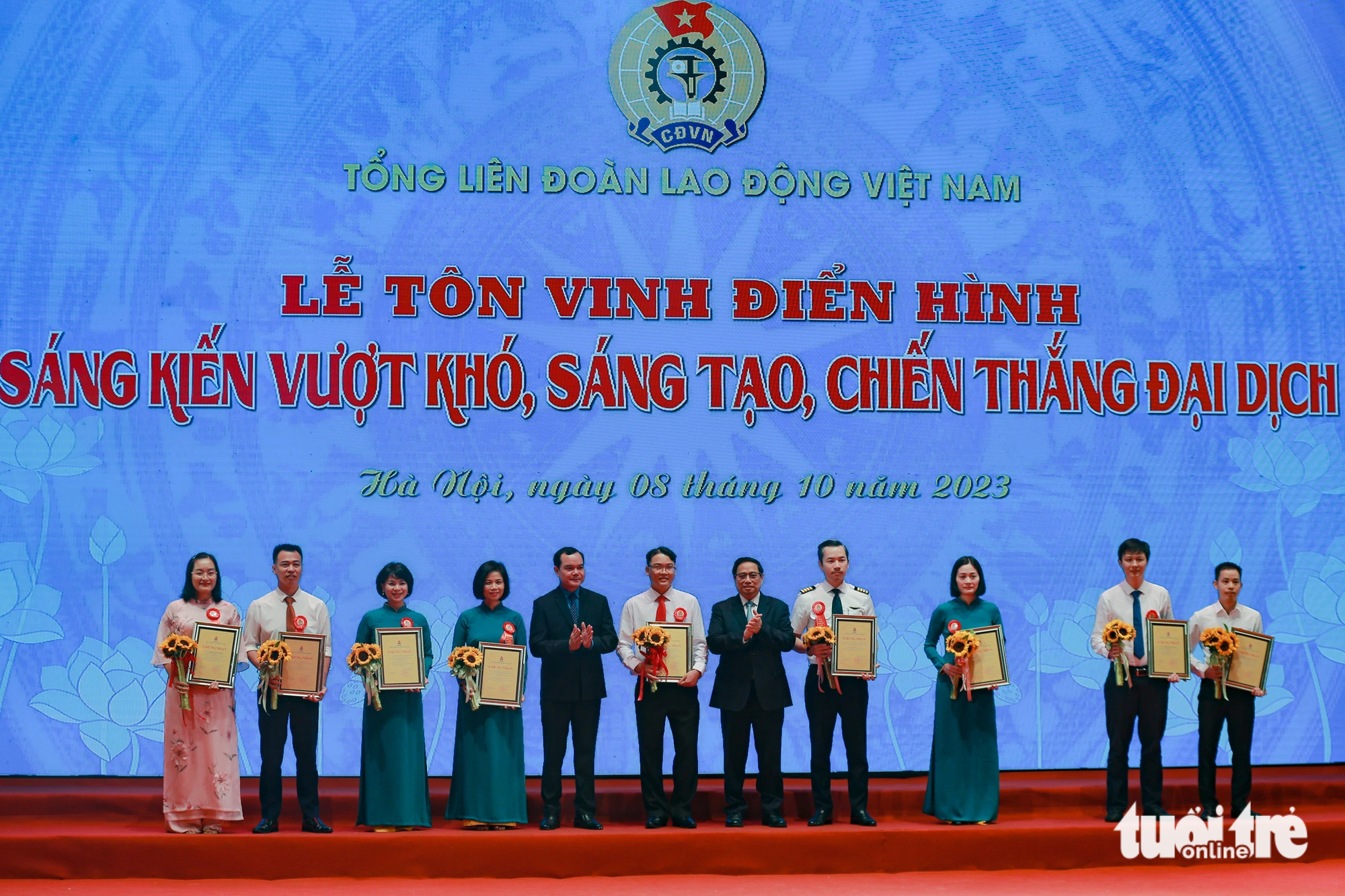 Các cá nhân, tập thể có sáng kiến hơn 100 tỉ đồng được Thủ tướng Phạm Minh Chính vinh danh - Ảnh: HÀ QUÂN