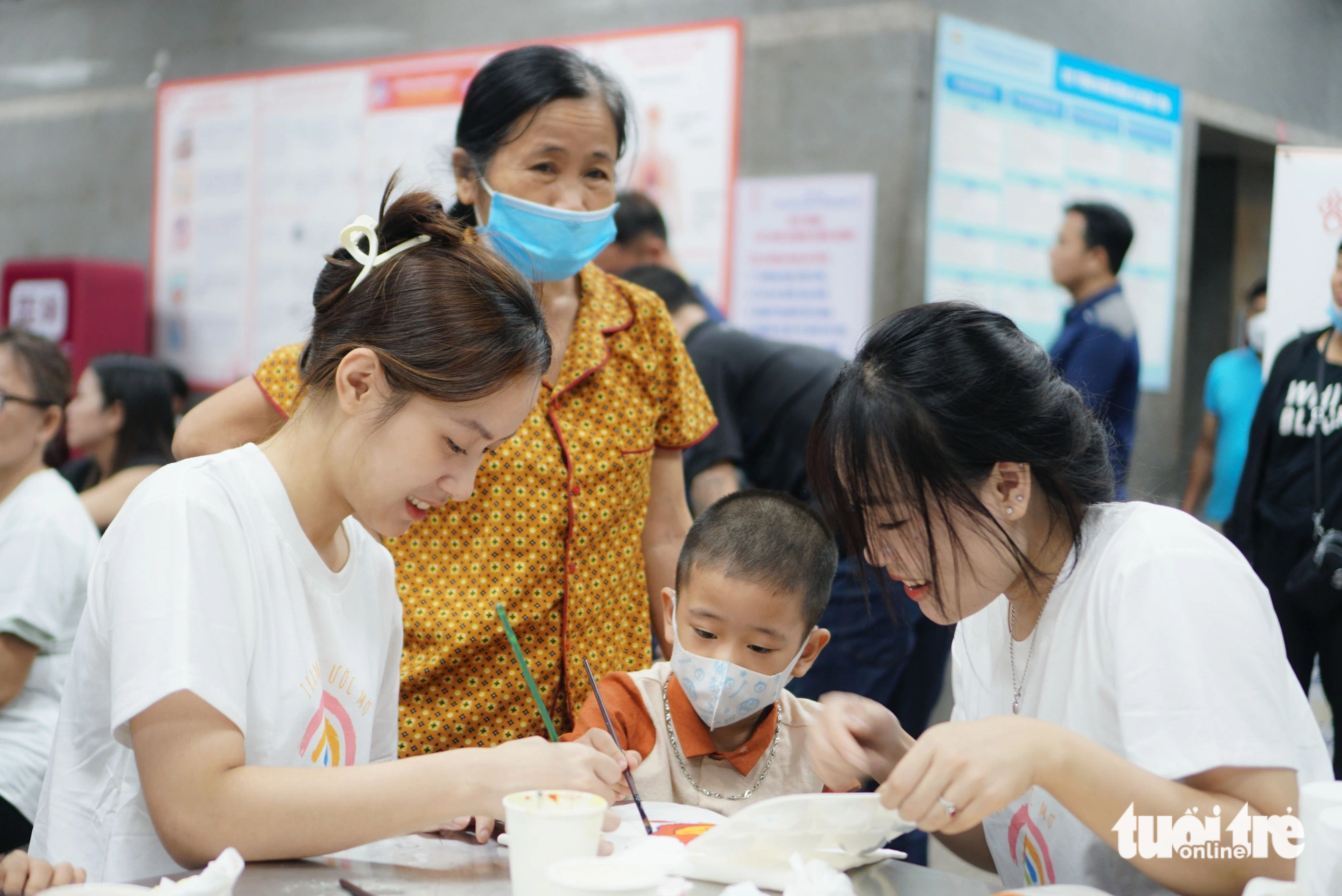 Ngày hội hiến tóc còn là nơi để các bệnh nhi được vẽ tranh, xâu vòng - Ảnh: NGUYỄN HIỀN