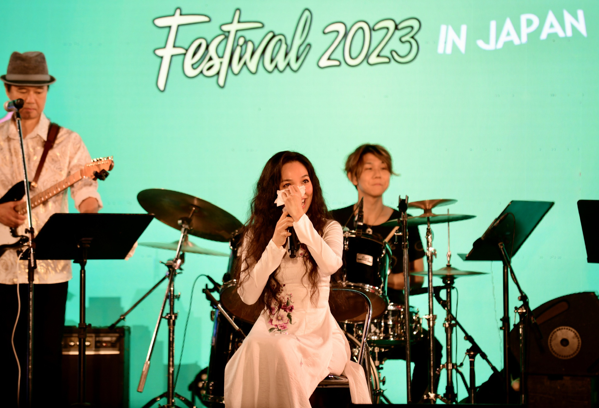 Vietnam Phở Festival chia tay Tokyo với thành công rực rỡ, hẹn sớm gặp lại - Ảnh 2. Hiền Thục và khán giả đều cảm động với ca khúc "Nhật ký của mẹ"