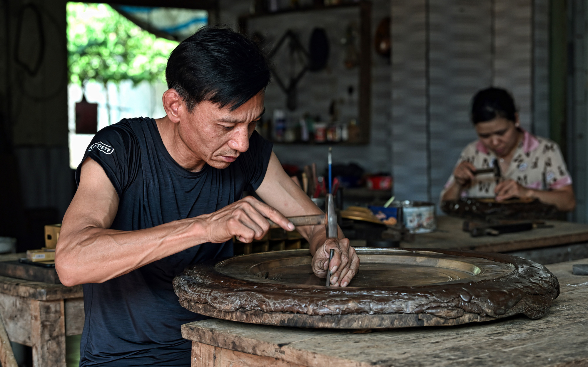 Vực dậy nghề đúc lư đồng- Ảnh 11. Người cựu binh vực dậy làng nghề chạm bạc