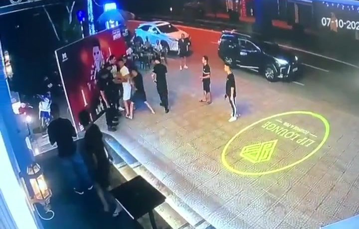Hiện trường vụ án mạng tại một quán bia ở phường Quảng Tâm, TP Thanh Hóa rạng sáng 7-10 - Ảnh cắt từ video của camera an ninh