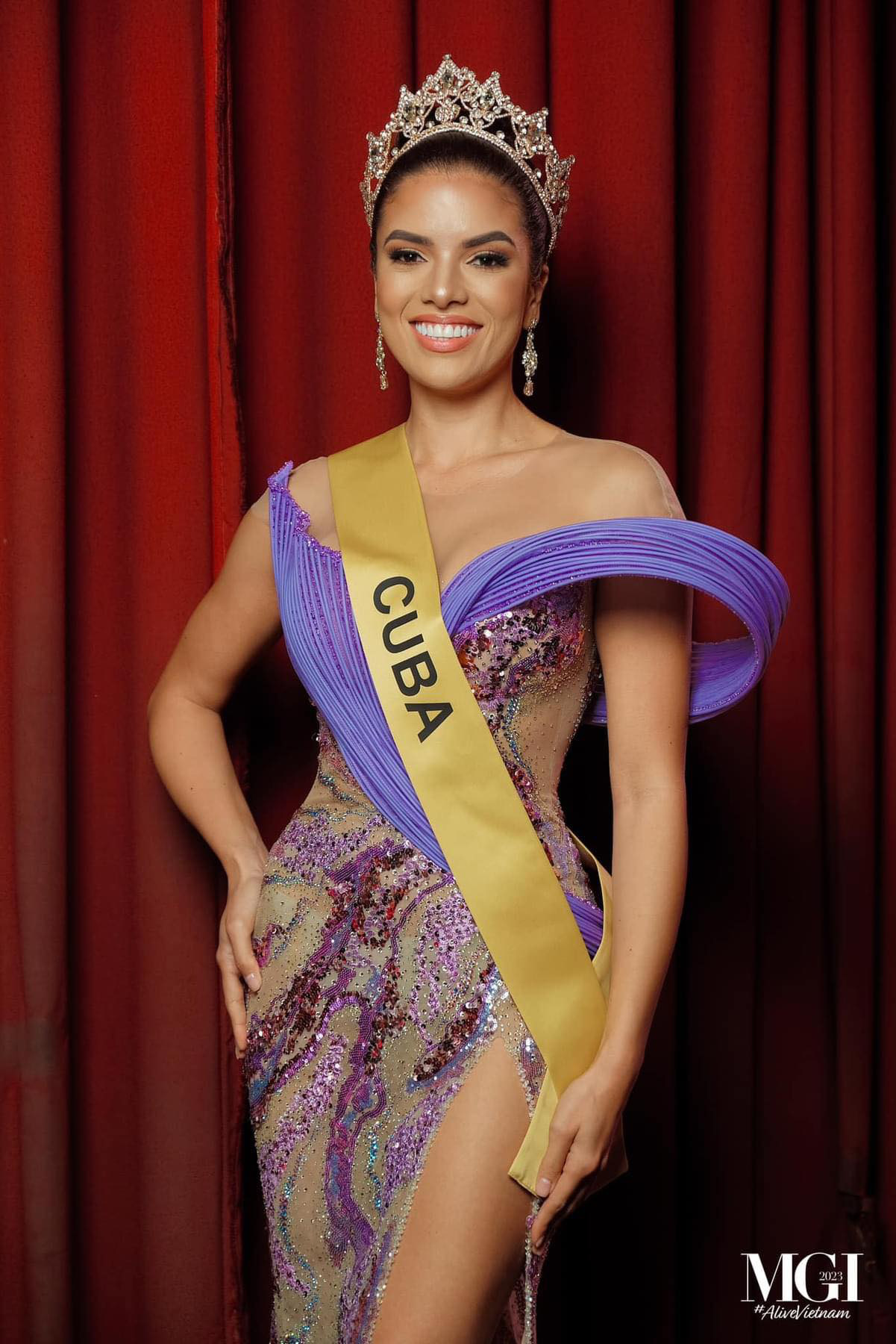 Hoa hậu Hòa bình Cuba rạng ngời trong thiết kế mang sắc tím làm chủ đạo - Ảnh: BTC
