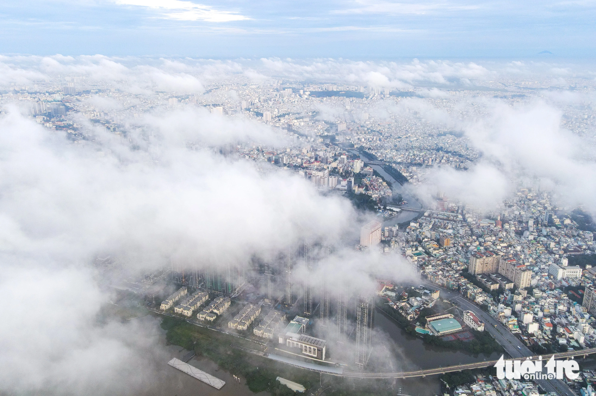 Góc nhìn thành phố từ cầu Thủ Thiêm 1 hướng về quận Bình Thạnh có một lớp mây khá dày bao phủ lúc 5h45 sáng