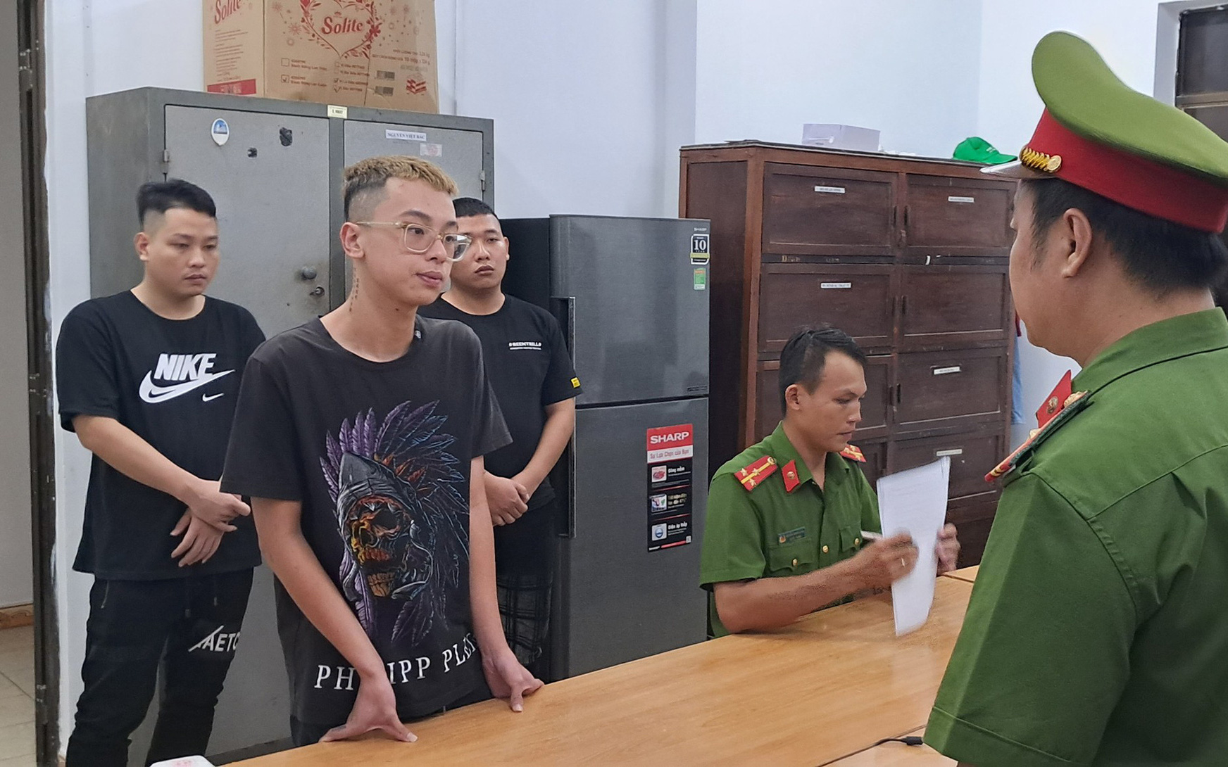 Cho vay lãi nặng đến gần 570%/năm, 6 bị cáo lãnh án- Ảnh 2. Bắt hàng loạt nghi phạm cho vay lãi nặng, lãi suất đến 800%/năm