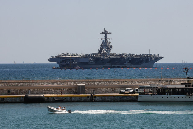 Tàu sân bay USS Gerald R. Ford của Hải quân Mỹ thả neo ở Vịnh Faliro, Hy Lạp trong khuôn khổ đợt triển khai mùa hè vào ngày 28-7 năm nay - Ảnh: AFP