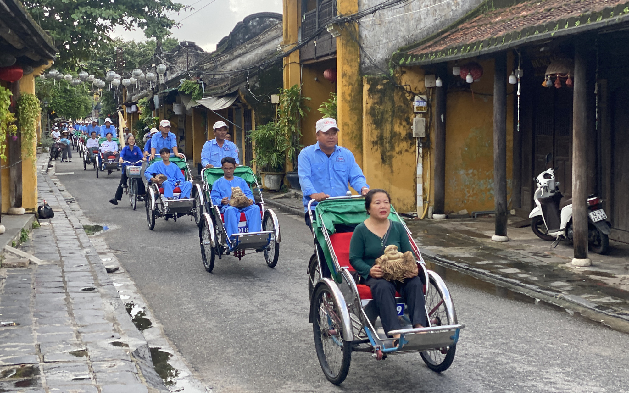 65 danh hiệu UNESCO, làm sao cân bằng giữa bảo tồn và phát huy giá trị?- Ảnh 3. Hội An mừng gia nhập thành phố sáng tạo UNESCO: Trình diễn xích lô, xe đạp quanh phố cổ