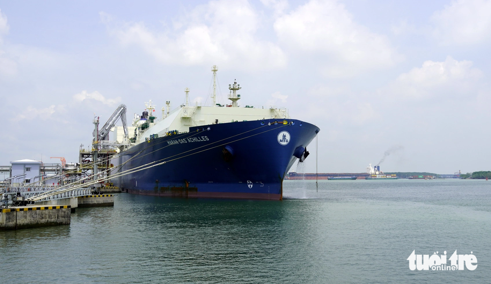 เรือที่บรรทุก LNG ตันแรกนำเข้ามายังเวียดนามใน Ba Ria - Vung Tau - รูปถ่าย: DONG HA 