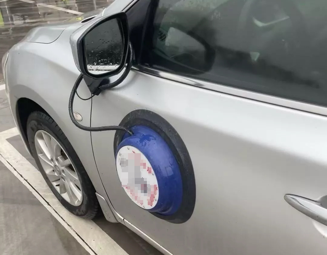 A cup-like monitoring device will be installed in illegally parked cars - Photo: Reddit