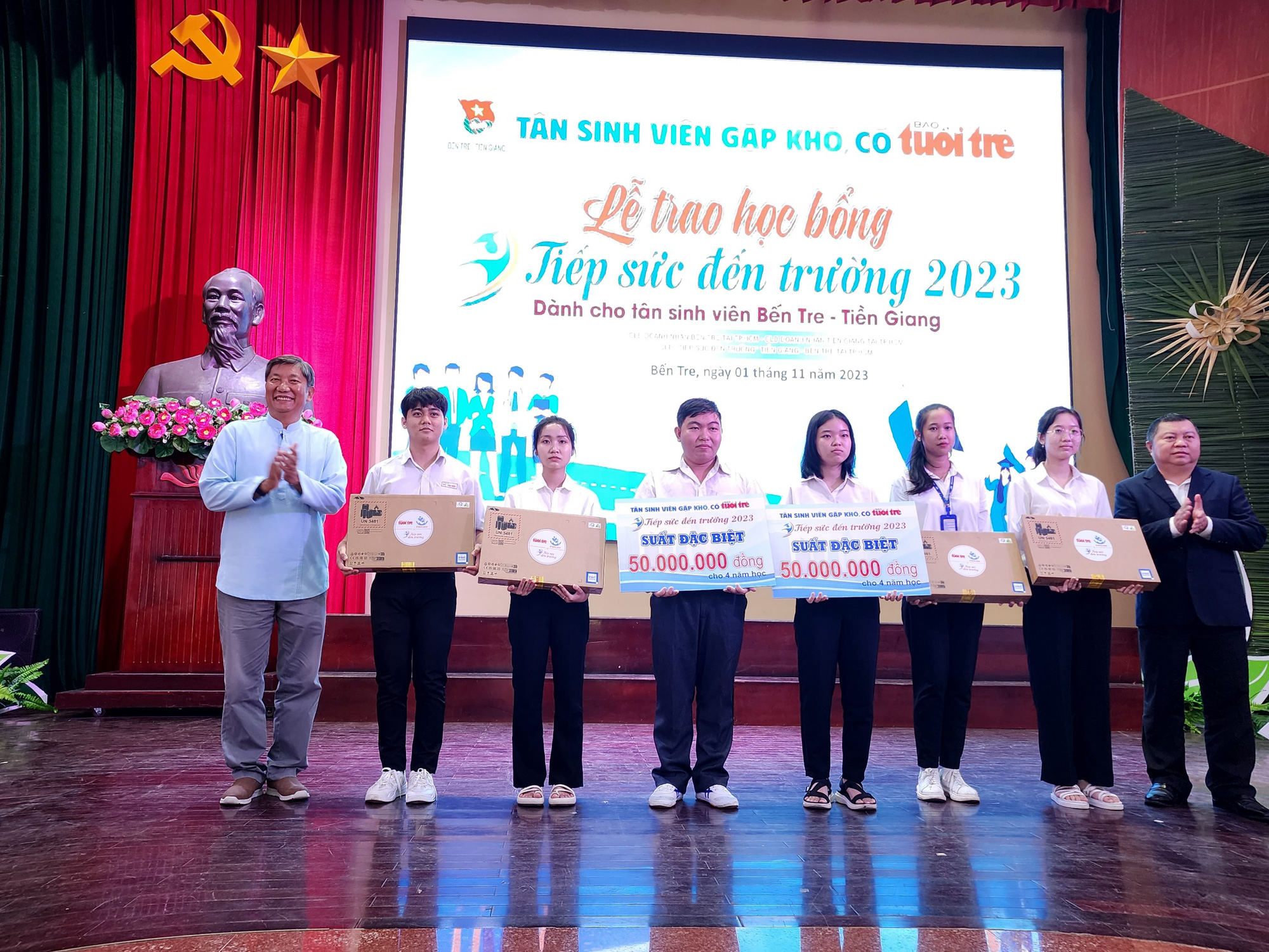 Trong lễ trao học bổng Tiếp sức đến trường sáng 1-11 cho 85 tân sinh viên Bến Tre - Tiền Giang, Nguyễn Phương Vi đã được nhận suất học bổng đặc biệt trị giá 50 triệu đồng/ suốt 4 năm học - Ảnh: HOÀI THƯƠNG