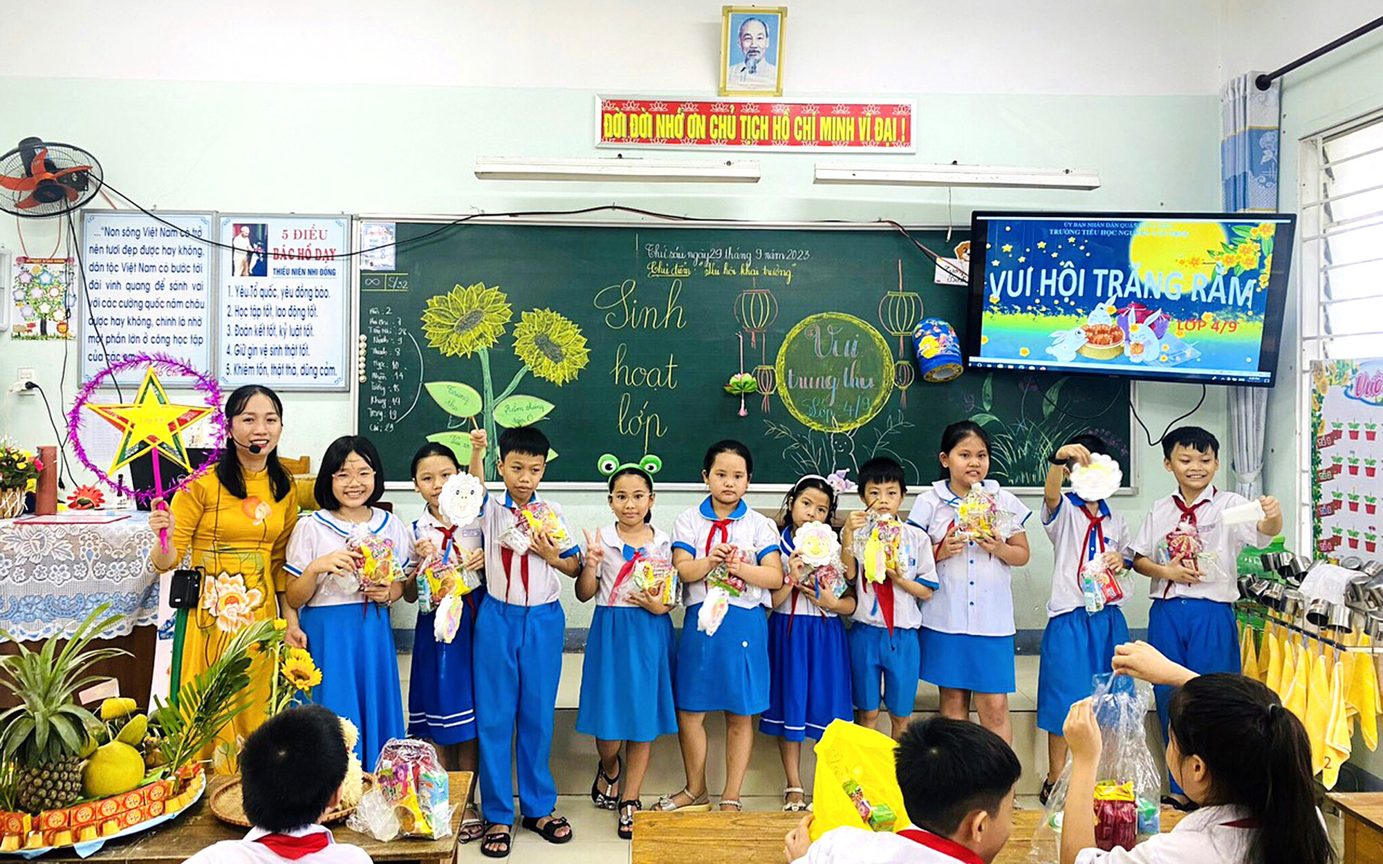 Học sinh bất ngờ khi nhận được thư khen của trưởng phòng giáo dục và đào tạo- Ảnh 3. Cô giáo tự chi tiền khen thưởng học sinh