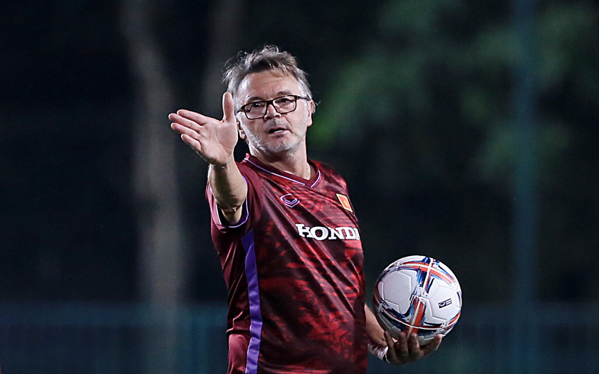 HLV Philippe Troussier: 'Không phải ai cũng sẵn sàng thích nghi lối chơi mới'