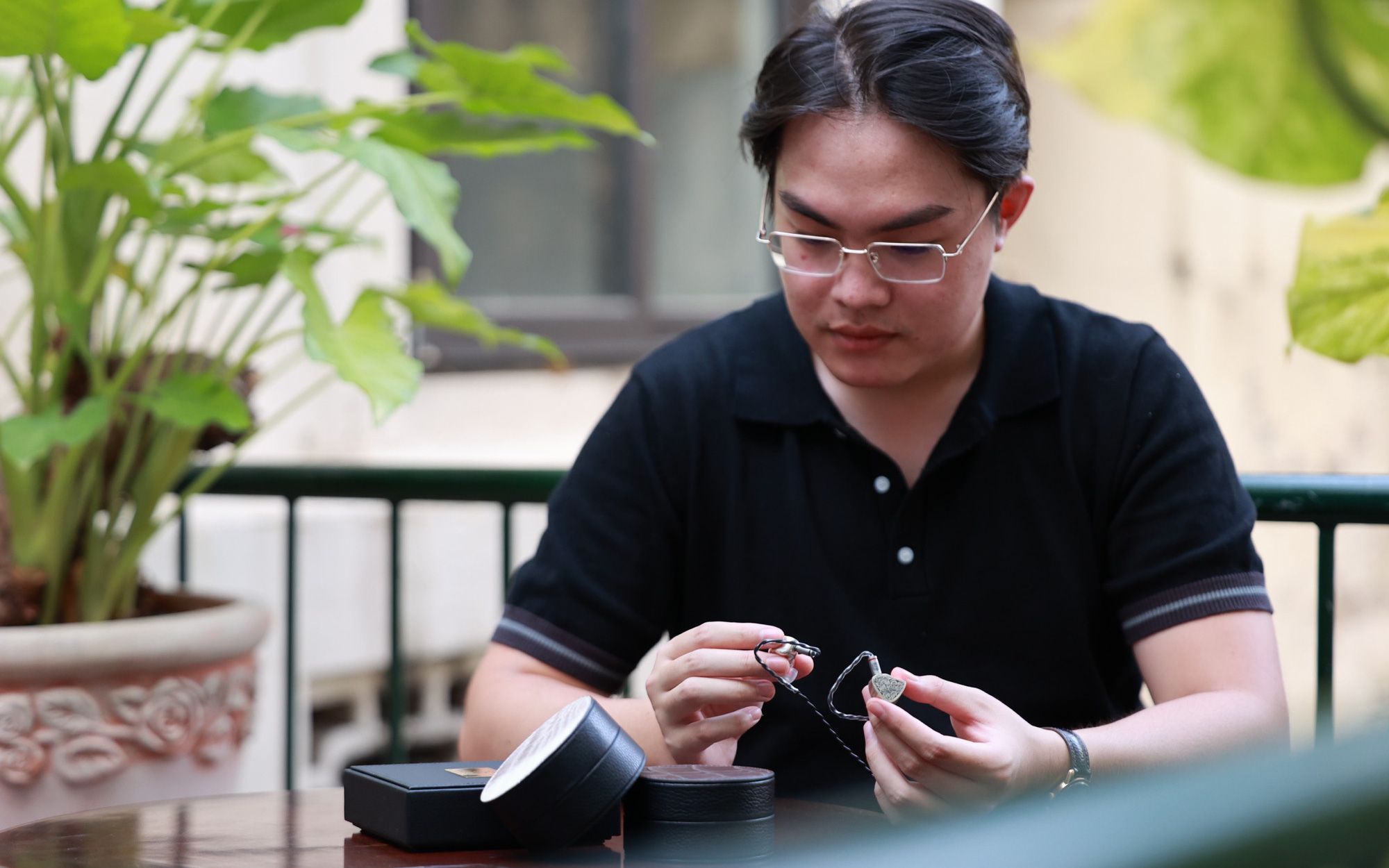 Sandy Nguyễn Hà Vy: Tuổi 20 chiến thắng bản thân- Ảnh 2. Chàng trai 23 tuổi thiết kế tai nghe độc lạ, nhiều ca sĩ dùng
