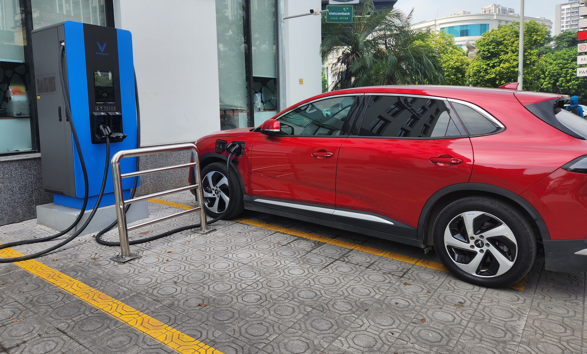 Access to charging stations is one of the factors that many people consider when looking to use electric cars - Photo: Tuan Phung