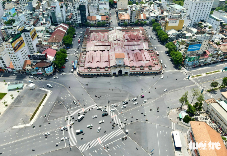 1 区の交通は多くの変化を経験しています - 写真: CHAU TUAN 11月12日朝、1区の多くの道路で車両交通が規制された - 写真: CHAU TUAN