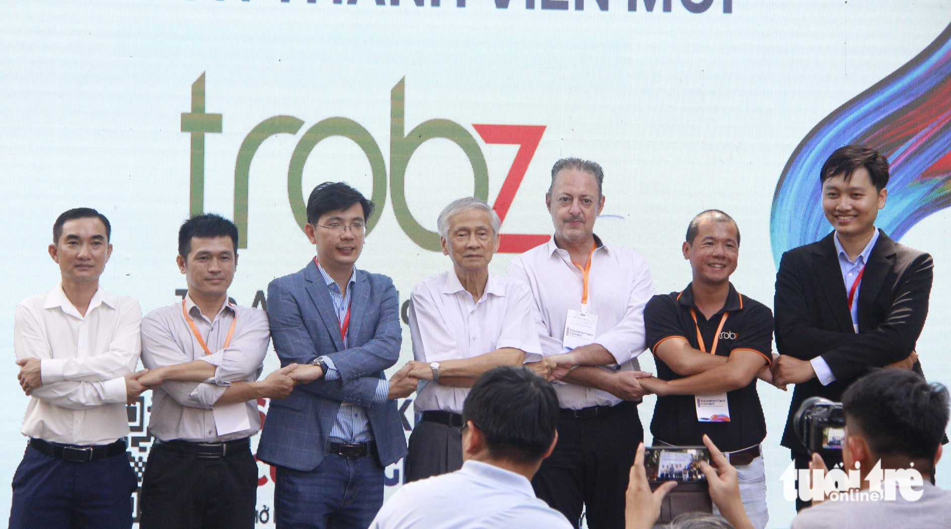 Thạc sĩ Quách Anh Sen, phó giám đốc Vườn ươm doanh nghiệp công nghệ cao (bìa trái) - trong sự kiện ra mắt Liên minh giáo dục sáng tạo Việt Nam - Ảnh: CÔNG TRIỆU