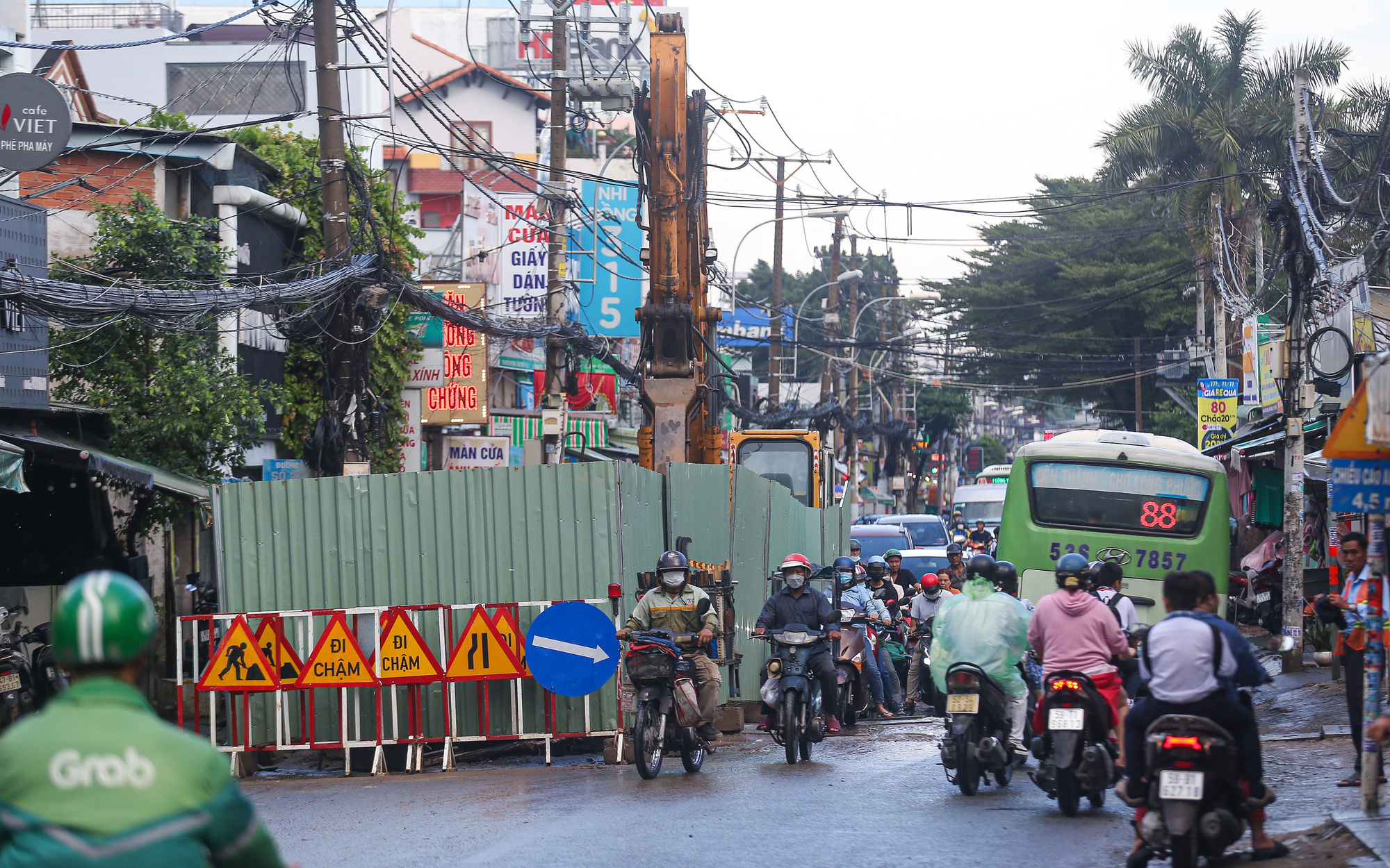 Yêu cầu kiểm tra tổ chức giao thông, rào chắn ở nút giao An Phú, đường Lương Định Của- Ảnh 3. Nhiều đường phố ở TP.HCM đang bị bóp nghẹt bởi lô cốt