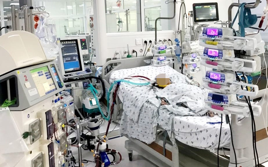 Uống nhầm hóa chất dùng dán thuyền, bé trai 2 tuổi bị tổn thương gan thận nặng