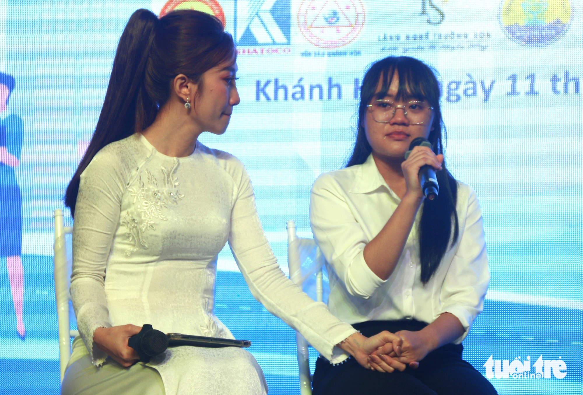 New student Nguyen Hoang Hanh cries as she explains her situation - Photo: Nguyen Hoang