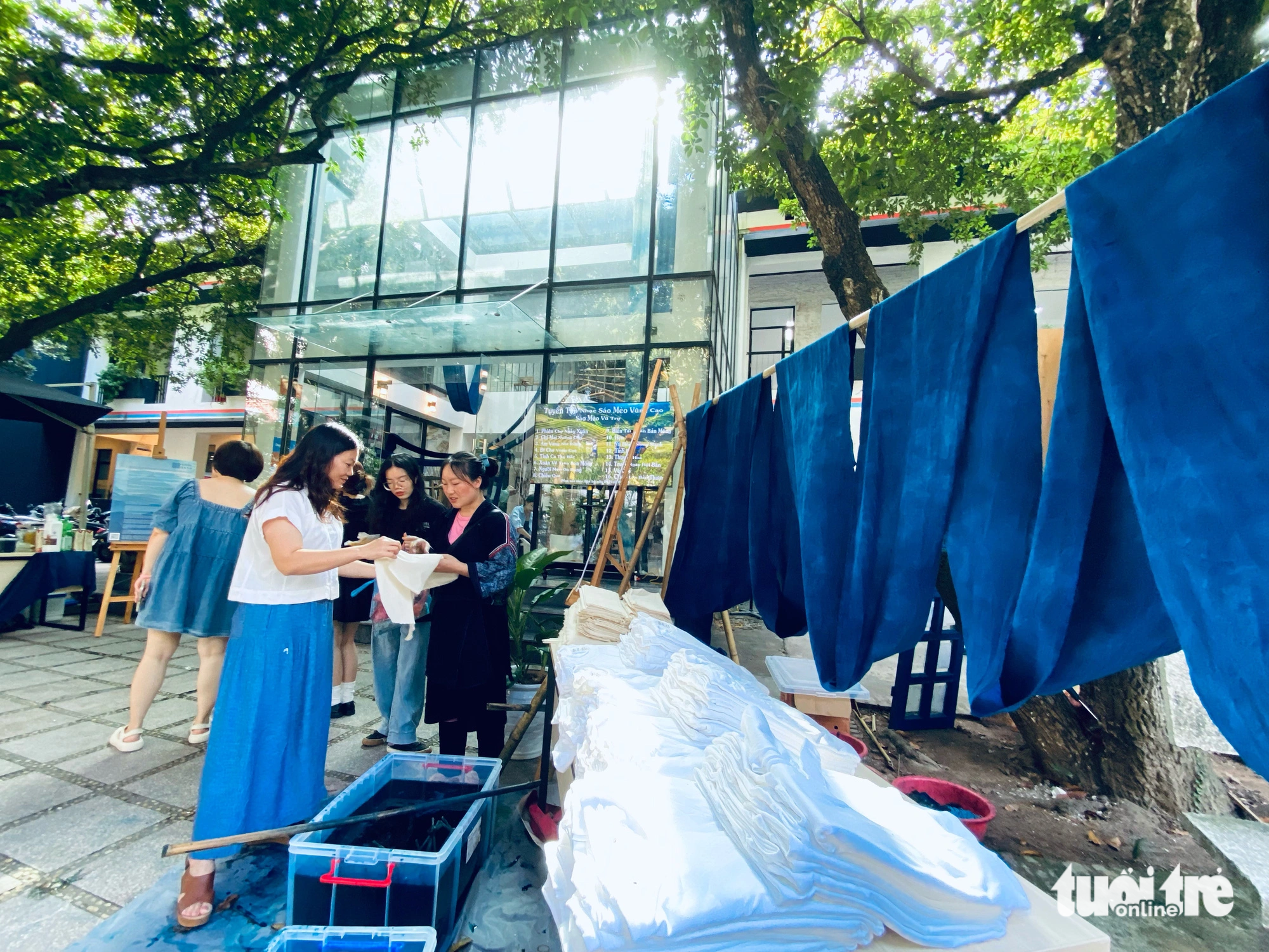 Trải nghiệm thử nhuộm vải với nước chàm là hoạt động được nhiều du khách tò mò - Ảnh: NGUYỄN HIỀN