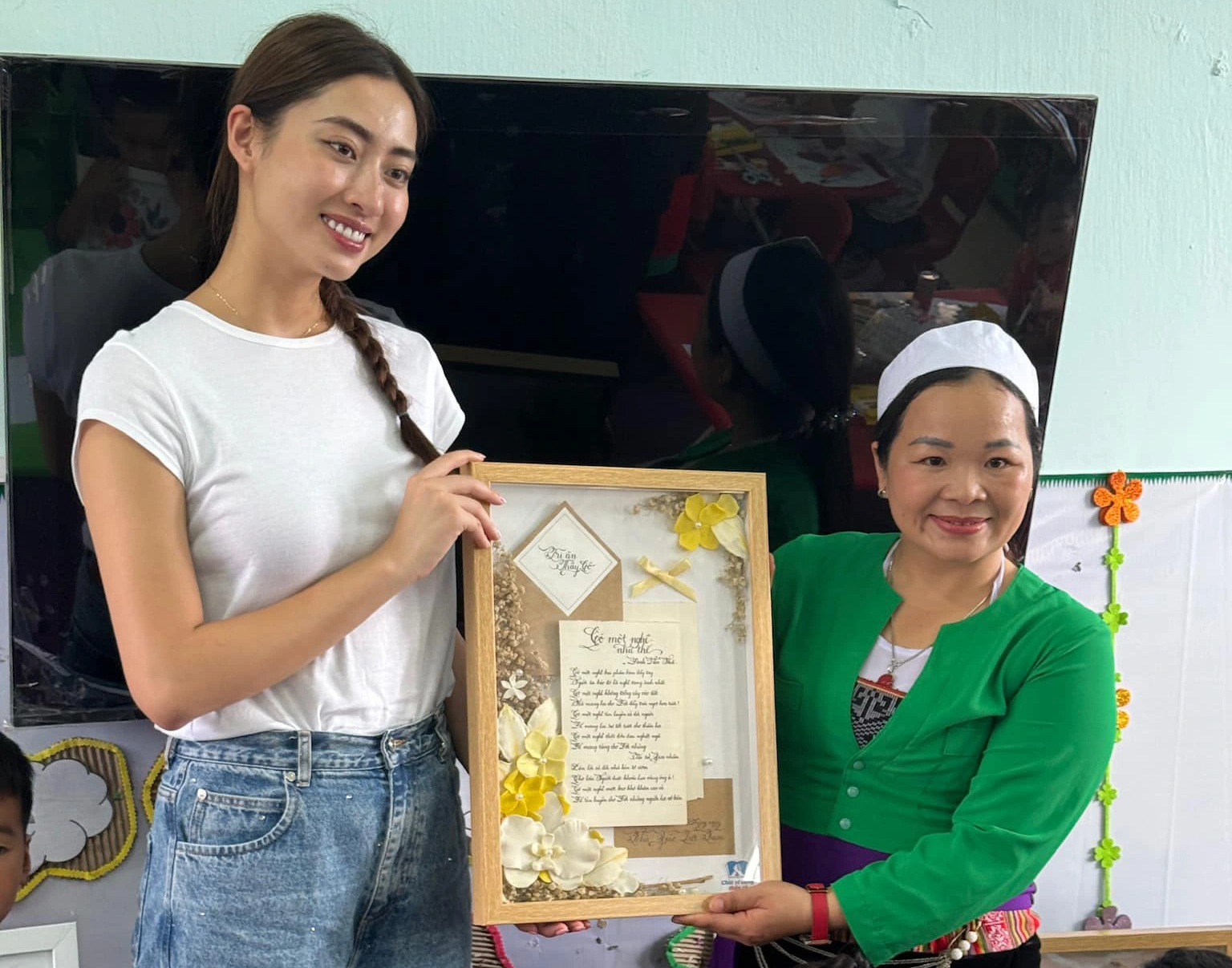 ルオン・トゥイ・リン氏が高地地域の教師に有意義な贈り物を提供 - 写真: NVCC ルオン・トゥイ・リン氏が高地地域の教師に有意義な贈り物を提供 - 写真: NVCC