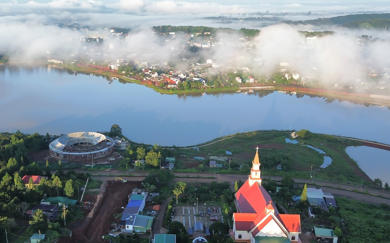 Thác Đắk G'lun quyến rũ bởi sự hoang sơ, hùng vĩ- Ảnh 2. Mùa lãng mạn ở Gia Nghĩa, mây giăng trên những sườn đồi