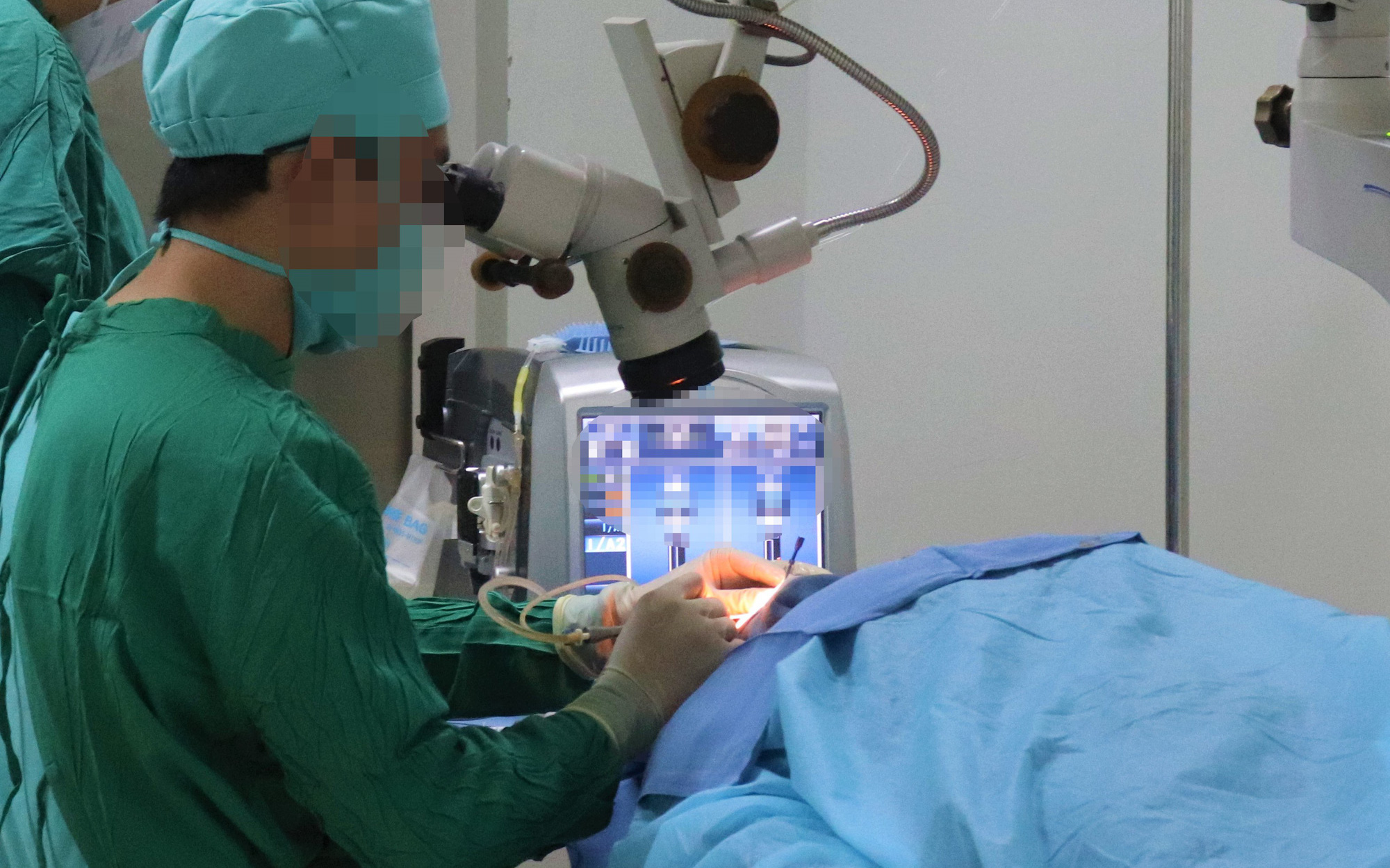 Cận thị đeo kính bất tiện, có nên đi phẫu thuật mắt xóa cận?- Ảnh 2. Sau mổ cận thị, thị lực từ 9/10 giảm còn 2/10