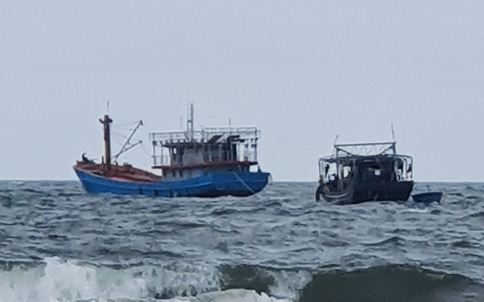 'Tàu ma' dài 130m của nước ngoài trôi vào Cù Lao Chàm- Ảnh 3. Tàu sắt 18m không người, có chữ nghi tàu Trung Quốc trôi dạt vào biển Quảng Trị