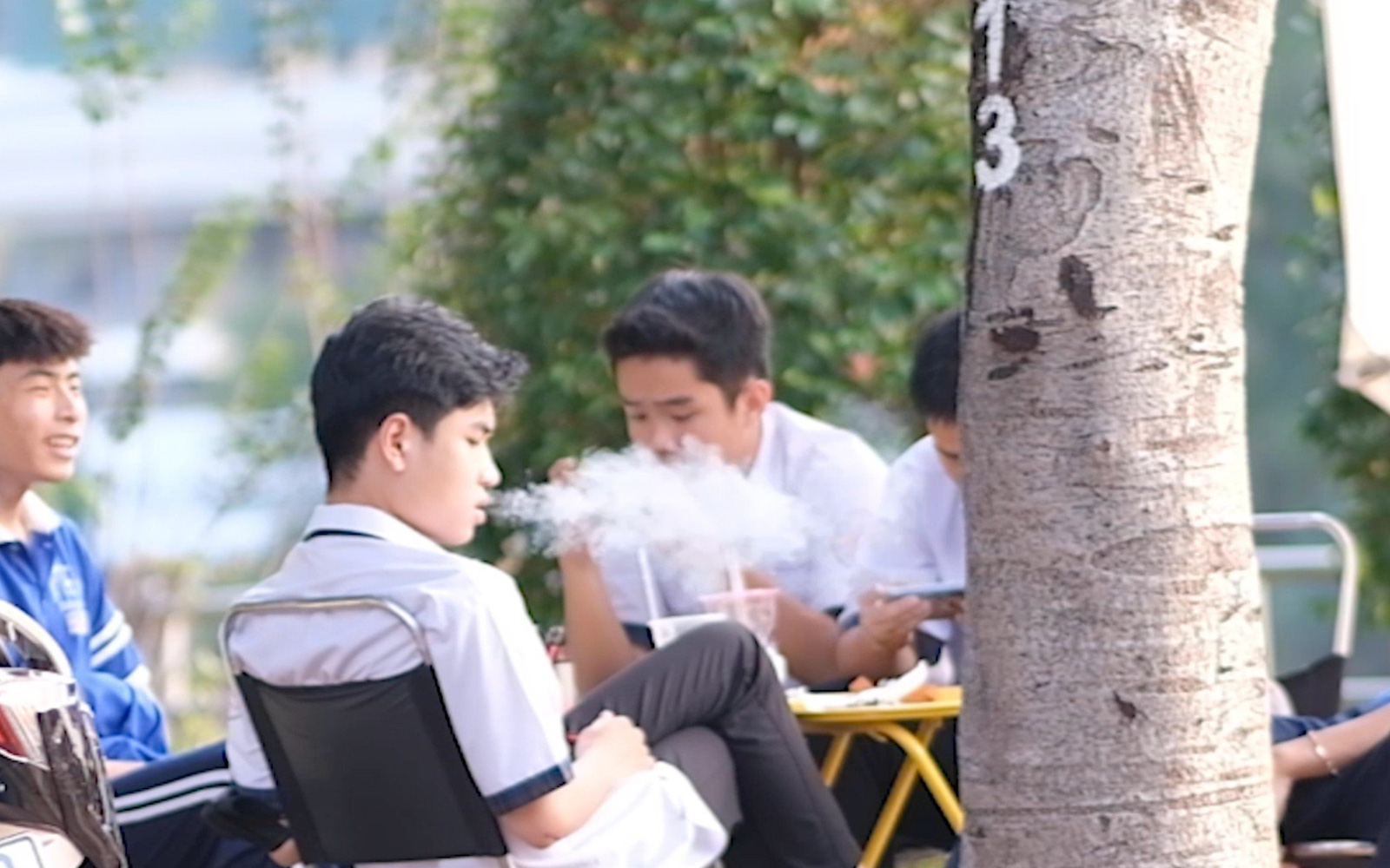 Giới trẻ nhầm lẫn tai hại về thuốc lá điện tử- Ảnh 3. Học sinh thản nhiên hút thuốc lá điện tử, nhà trường bó tay?