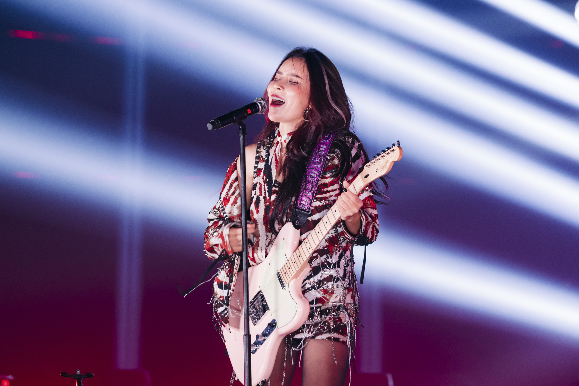 ルー・フォンザンはスボイの代わりに歌い、ピアノを弾き、ラップをする - 写真: BTC ルー・フォンザンはスボイの代わりに歌い、ピアノを弾き、ラップをする - 写真: BTC