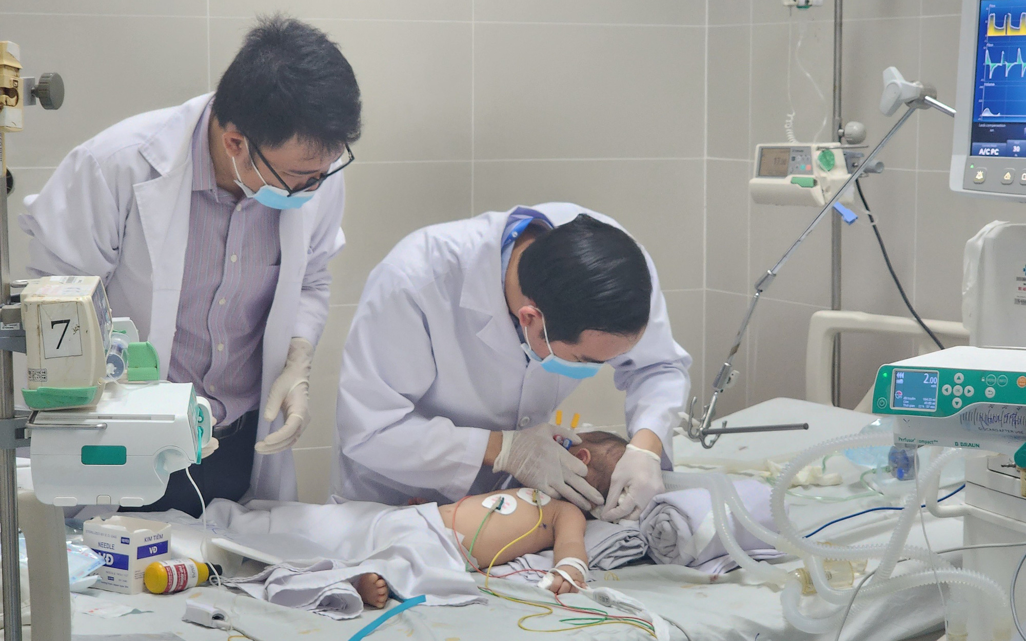 Bé gái bị ngưng tim 60 phút được Bệnh viện Nhi đồng 1 cứu sống ngoạn mục- Ảnh 2. Cứu sống bé trai 10 tháng tuổi bị tay chân miệng ngưng tim mạch