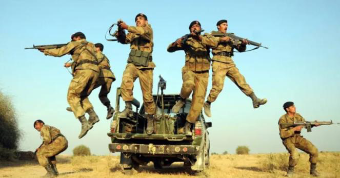 パキスタン軍の訓練 - 写真: PAKISTAN ARMY