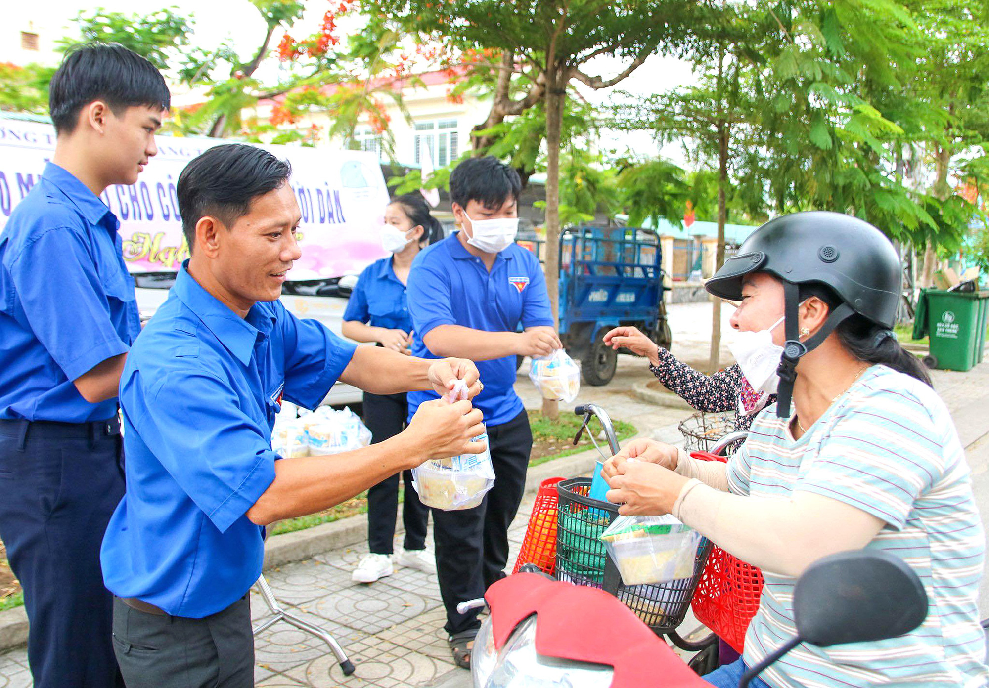 Mr Thanh and several youth association members distribute free food to the poor, this work is done once a month and has been continuing for many years - Photo: TRAN MAI