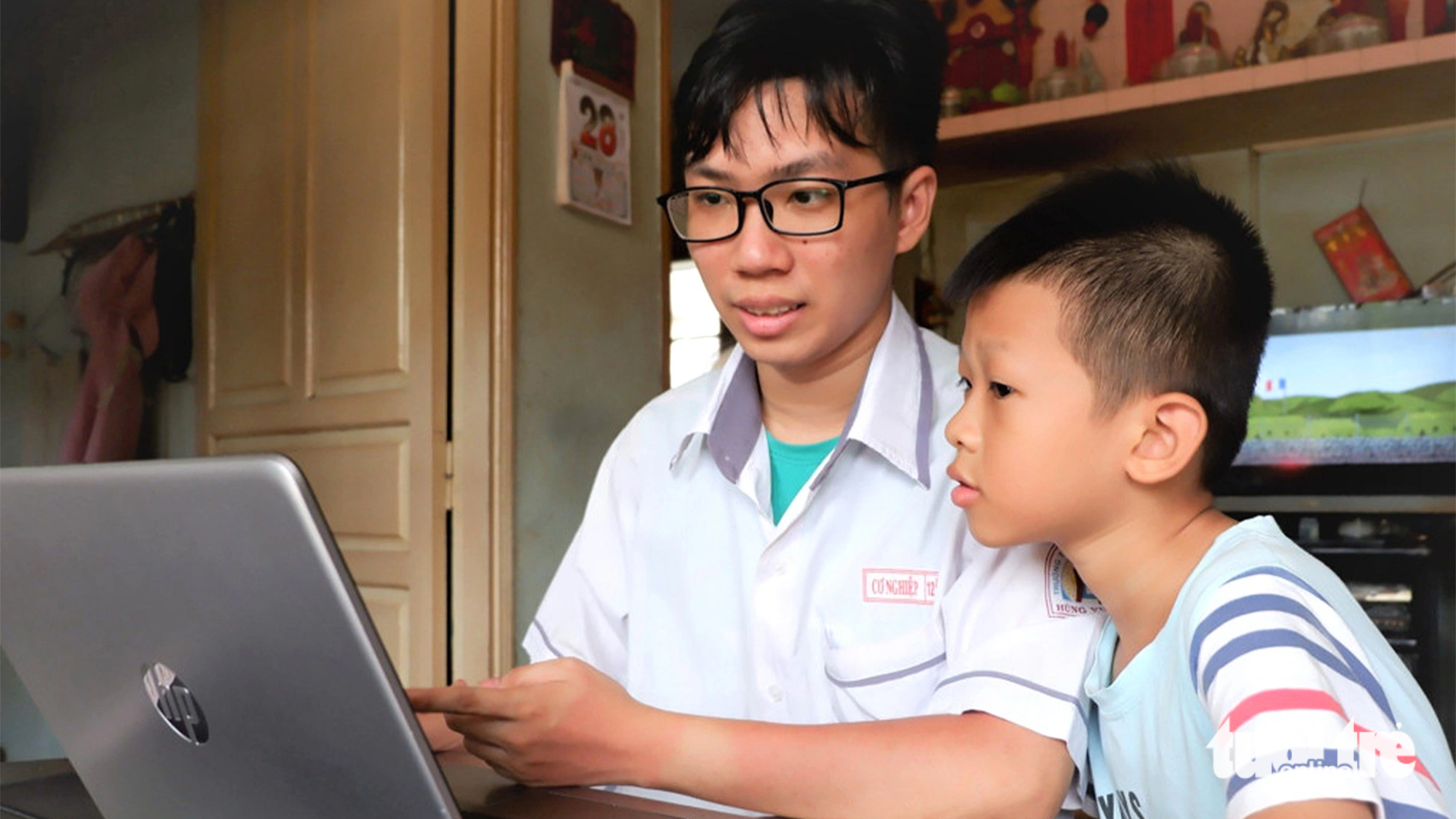 Tu Tang Ko Nghiep guides his younger brother to become familiar with computer science by using a computer given to his orphan nephew by his great uncle - Photo: K.Anh