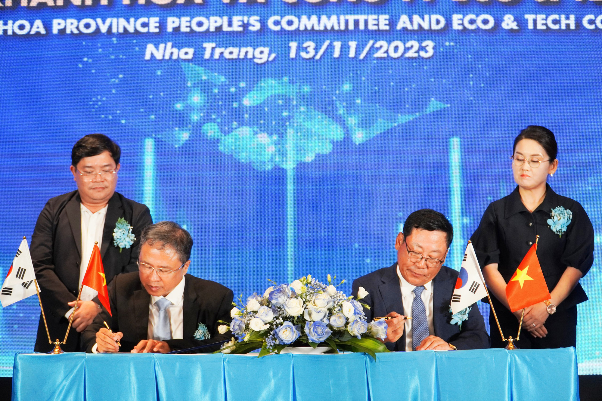 Signing ceremony of the memorandum between Khanh Hoa Province and Eco & Tech Company to create a primate breeding area for scientific research - Photo: Tran Hoai