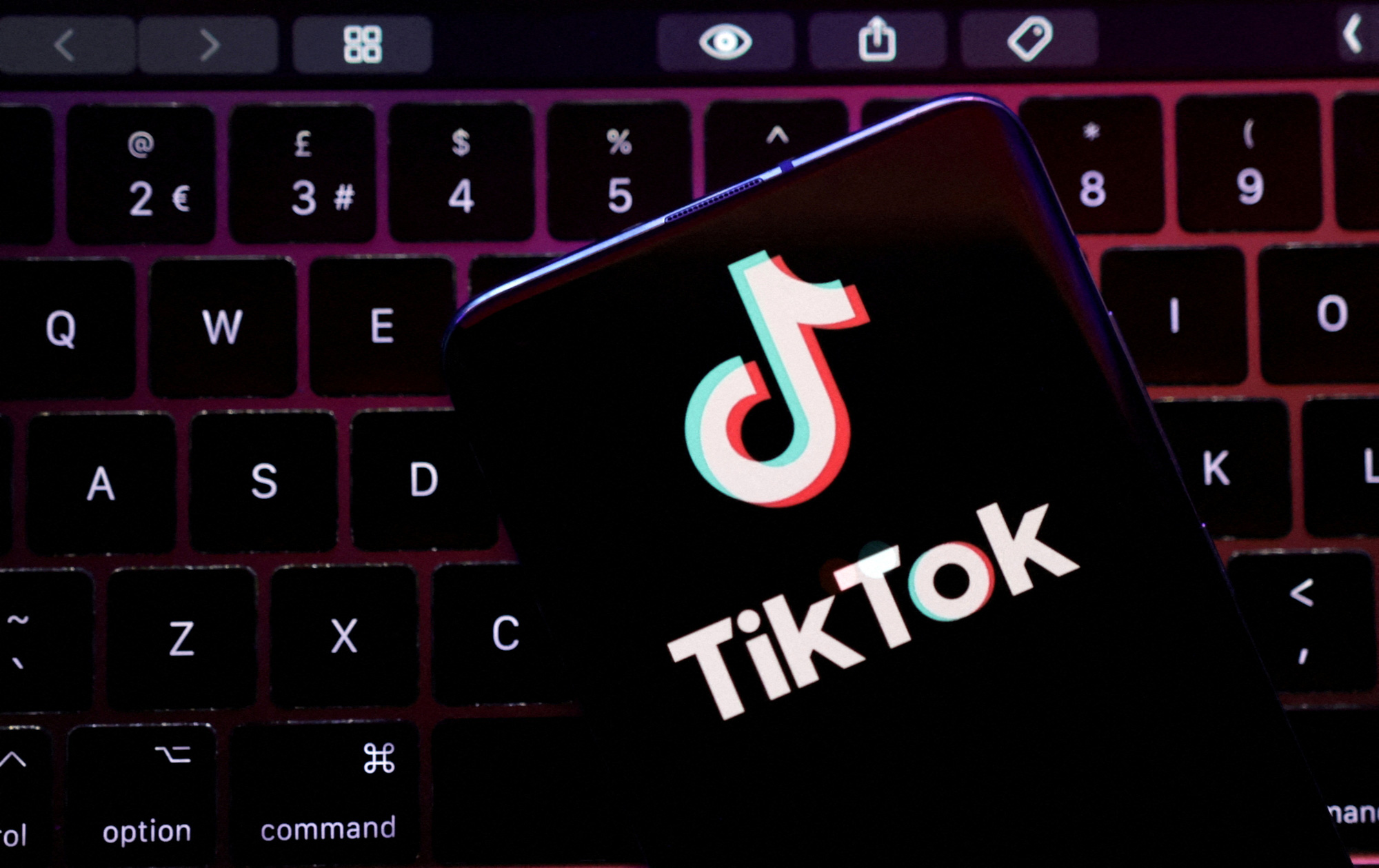 Nepal là nước mới nhất cấm TikTok vì lo ngại những tác động tiêu cực của ứng dụng này - Ảnh: REUTERS