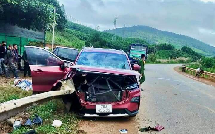 Khởi tố tài xế dương tính với ma túy tông xe vào hộ lan làm 2 người chết- Ảnh 2. Ô tô mất lái tông hộ lan, 2 người chết, 3 người bị thương