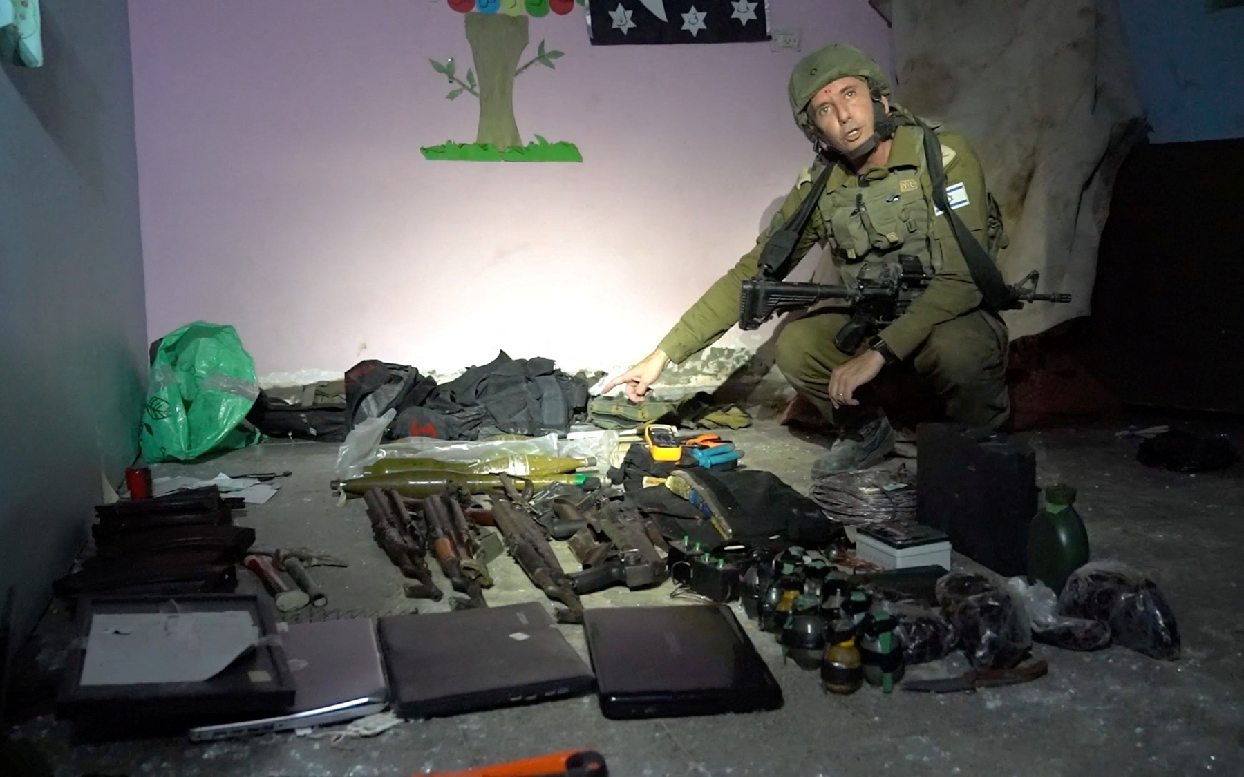 Israel công bố hình ảnh nơi Hamas nghi giấu vũ khí và con tin ở Gaza