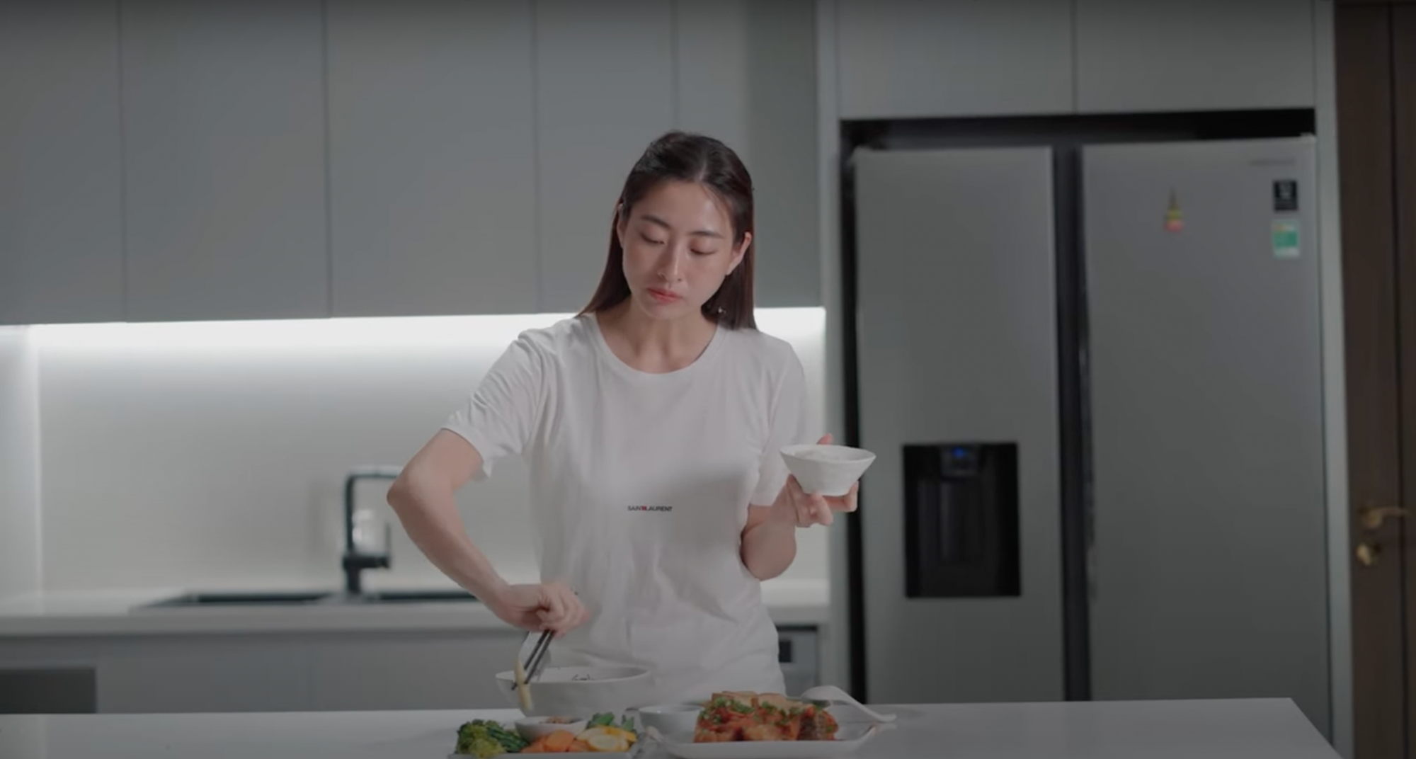 ルオン・トゥイ・リンは、ビューティークイーン、講師、司会者であることに加え、最近では女優としても活躍しています - 写真: NVCC ルオン・トゥイ・リンは、ビューティークイーン、講師、司会者であることに加え、最近では女優としても活躍しています - 写真: NVCC