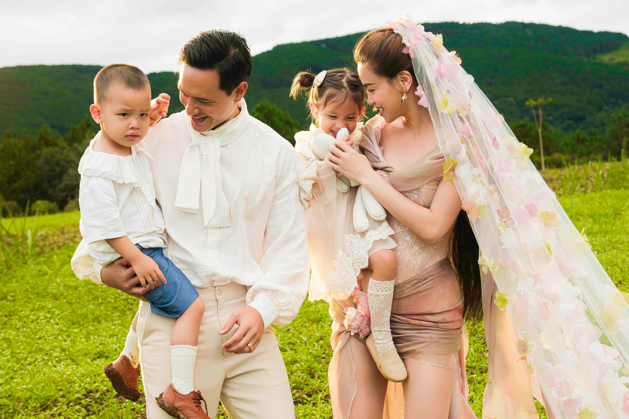 リサとレオン、両親とともにMVに初参加 - 写真:NVCC リサとレオン、両親とともにMVに初参加 - 写真:NVCC